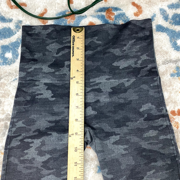Spanx High Rise Camo Seamless Cropped Leggings Women's Size Small Black Gray - Picture 7 of 9